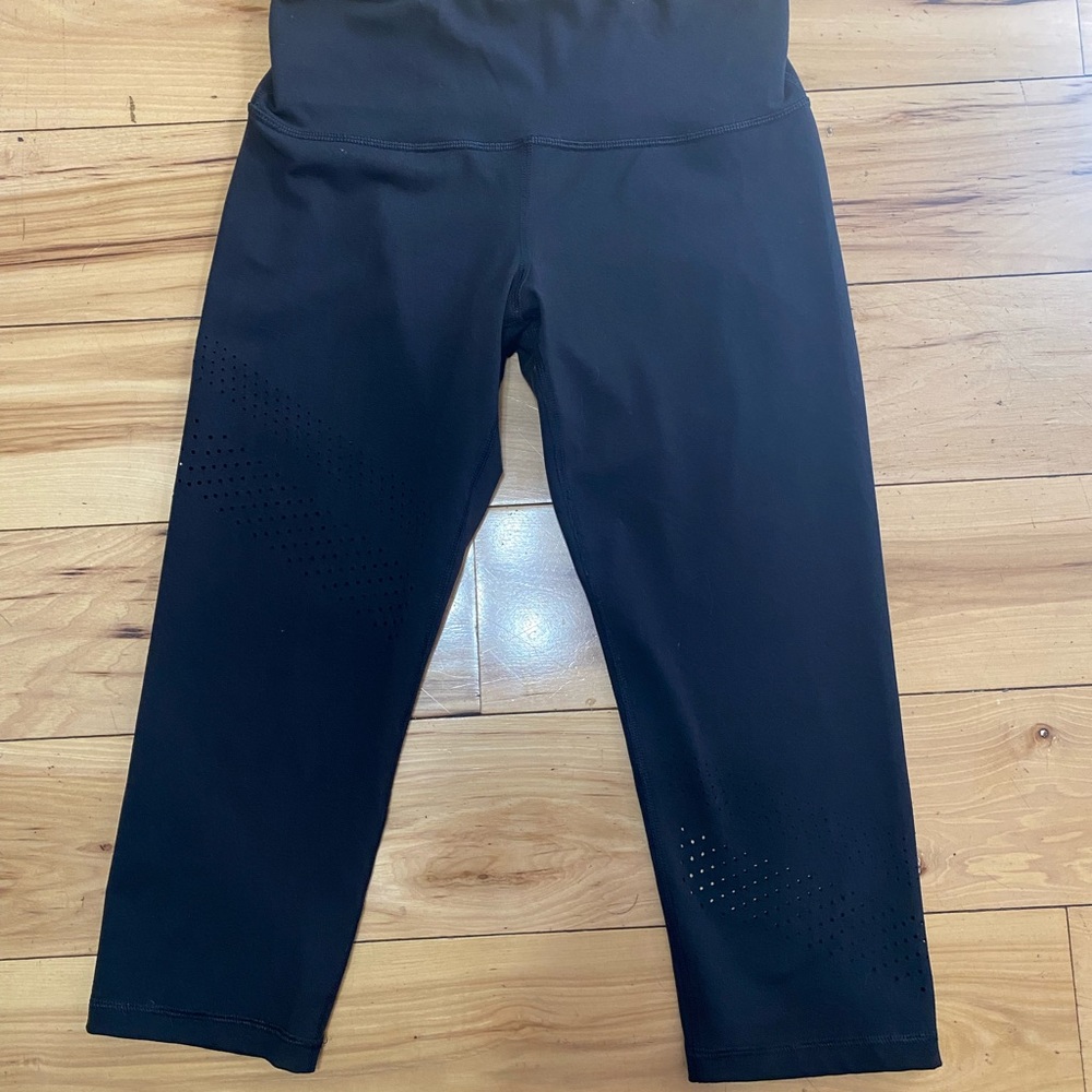 Old Navy Elevate Cropped Leggings with Laser Cut